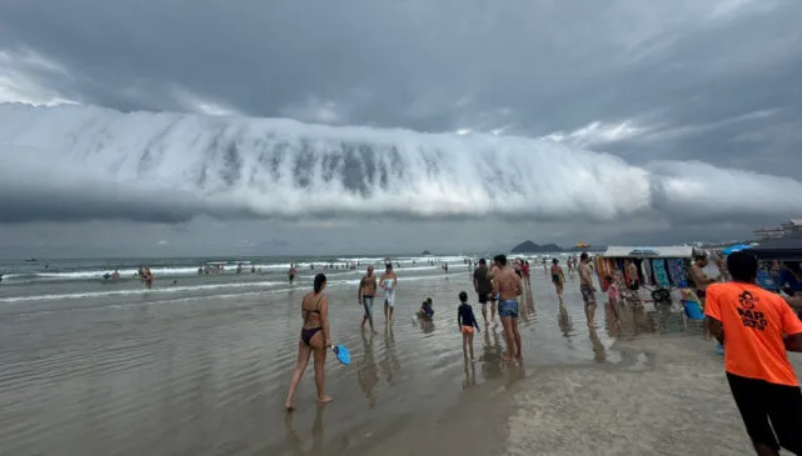 Fenômeno raro atrai olhares em Bertioga. A nuvem rolo surge do encontro de correntes de ar opostas e sinaliza instabilidade climática para todo o fim de semana/Mauro Trazzini