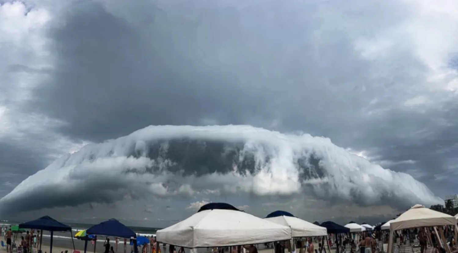 Fenômeno raro atrai olhares em Bertioga. A nuvem rolo surge do encontro de correntes de ar opostas e sinaliza instabilidade climática para todo o fim de semana/Mauro Trazzini