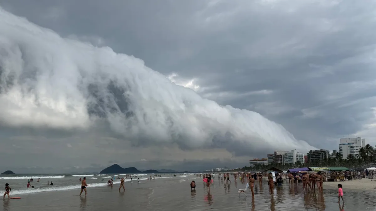 Fenômeno raro atrai olhares em Bertioga. A nuvem rolo surge do encontro de correntes de ar opostas e sinaliza instabilidade climática para todo o fim de semana/Mauro Trazzini