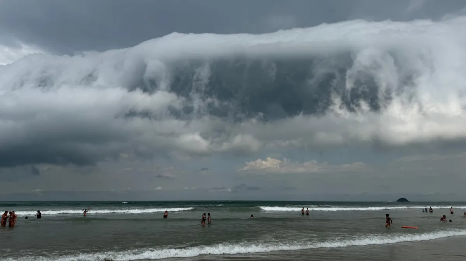 Fenômeno raro atrai olhares em Bertioga. A nuvem rolo surge do encontro de correntes de ar opostas e sinaliza instabilidade climática para todo o fim de semana/Mauro Trazzini