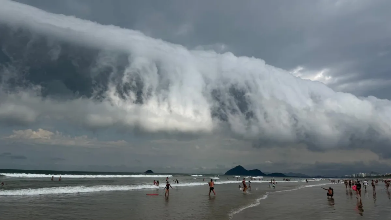Nuvem no litoral antecipa mudança no tempo e chama atenção de moradores