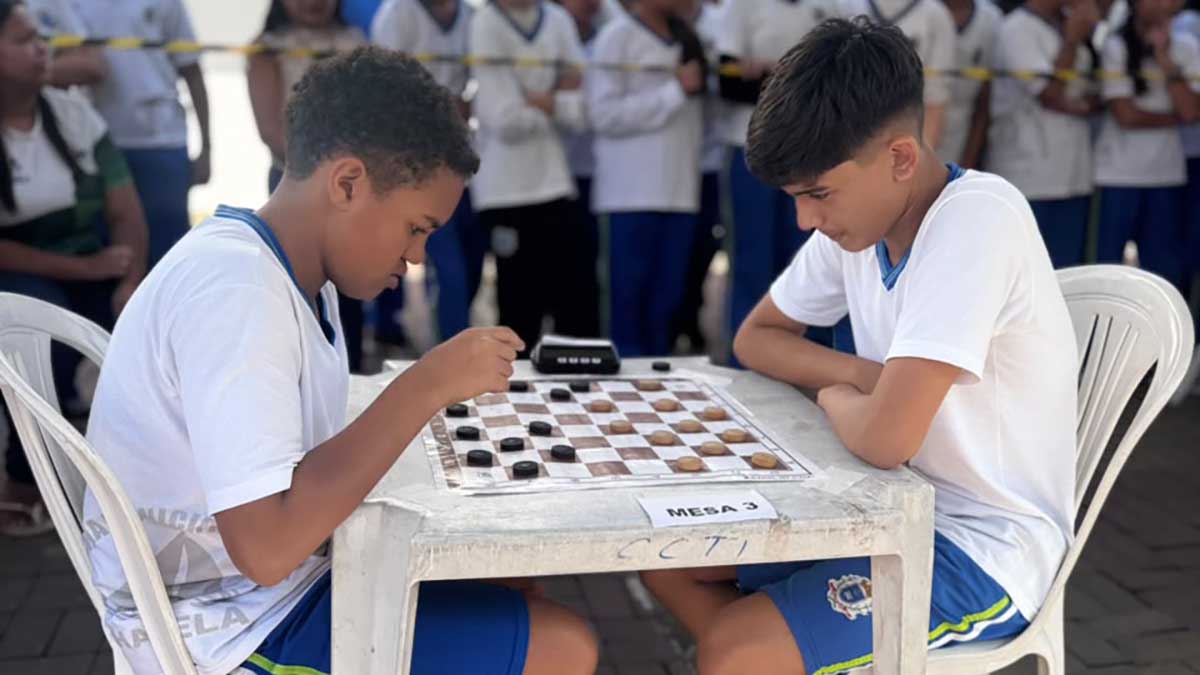 Campeonato de Damas da Escola Cívico Major Olímpio reúne 38 alunos e incentiva raciocínio lógico e integração em Ilhabela