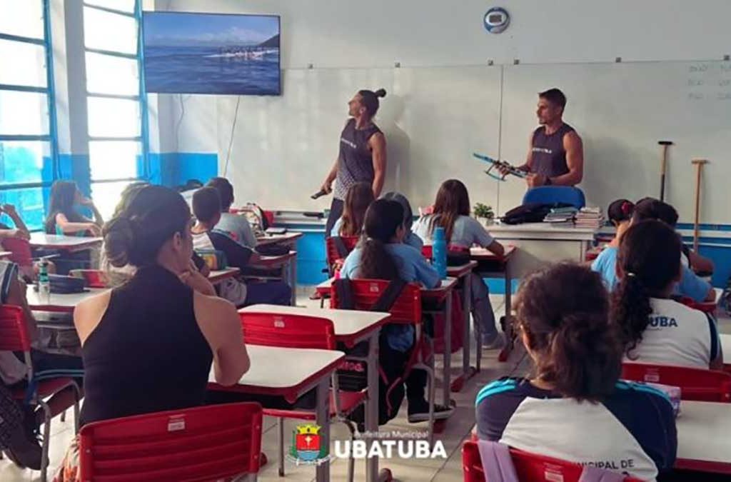 Alunos da Escola Altimira em Ubatuba participam de aulas de canoa havaiana