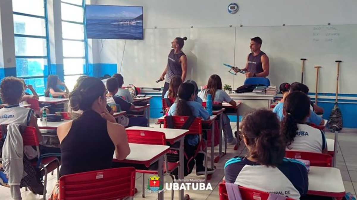 Alunos da Escola Altimira em Ubatuba participam de aulas de canoa havaiana